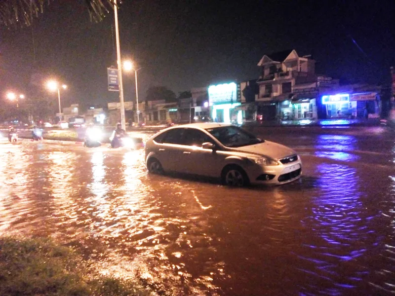  Một chiếc ô tô chết máy vì nước ngập sâu trên đường quốc lộ 51b cũ. Ảnh: NN