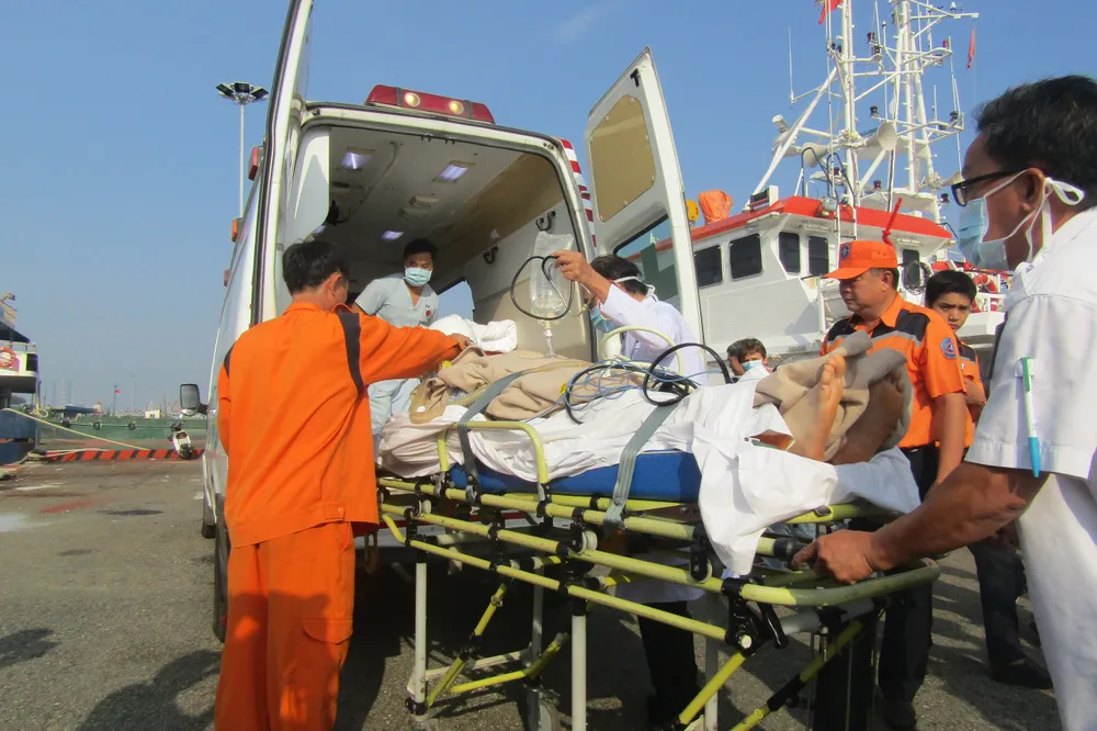 Du khách Canada được đưa về bờ cấp cứu khẩn cấp