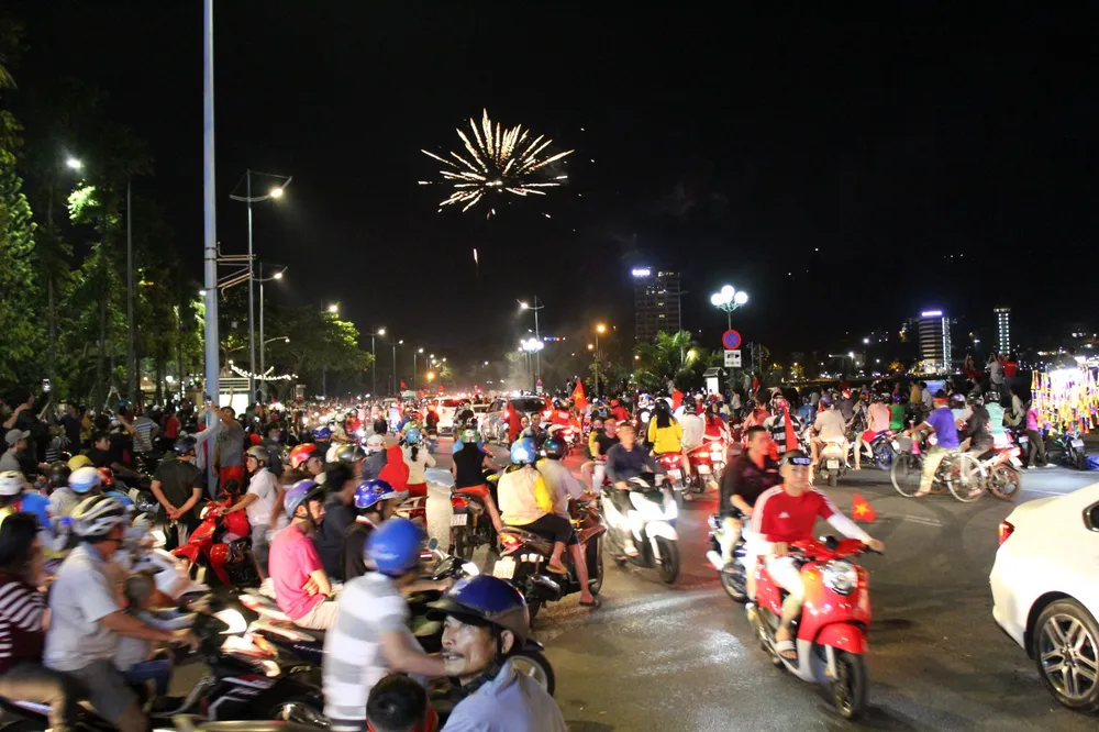 Cả nước xuống đường mừng vô địch bóng đá nam SEA games 30 ảnh 28