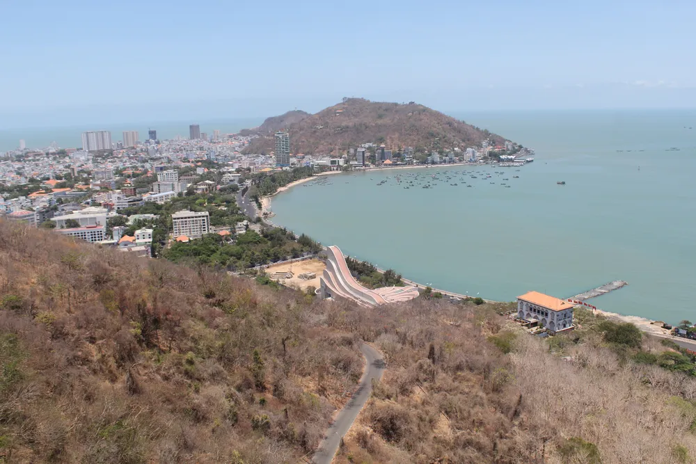 Vũng Tàu cấm tắm biển, du khách kéo nhau lên núi chụp hình ảnh 1