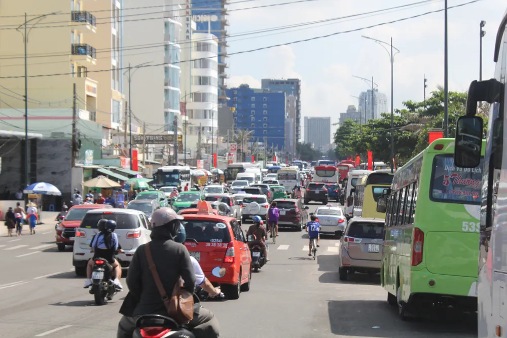 Du khách đổ dồn về Vũng Tàu tắm biển ảnh 2