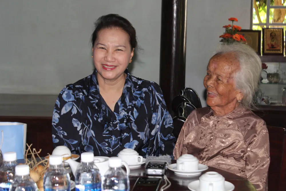 Chủ tịch Quốc hội thăm, tặng quà các gia đình chính sách ở Bà Rịa – Vũng Tàu ảnh 2