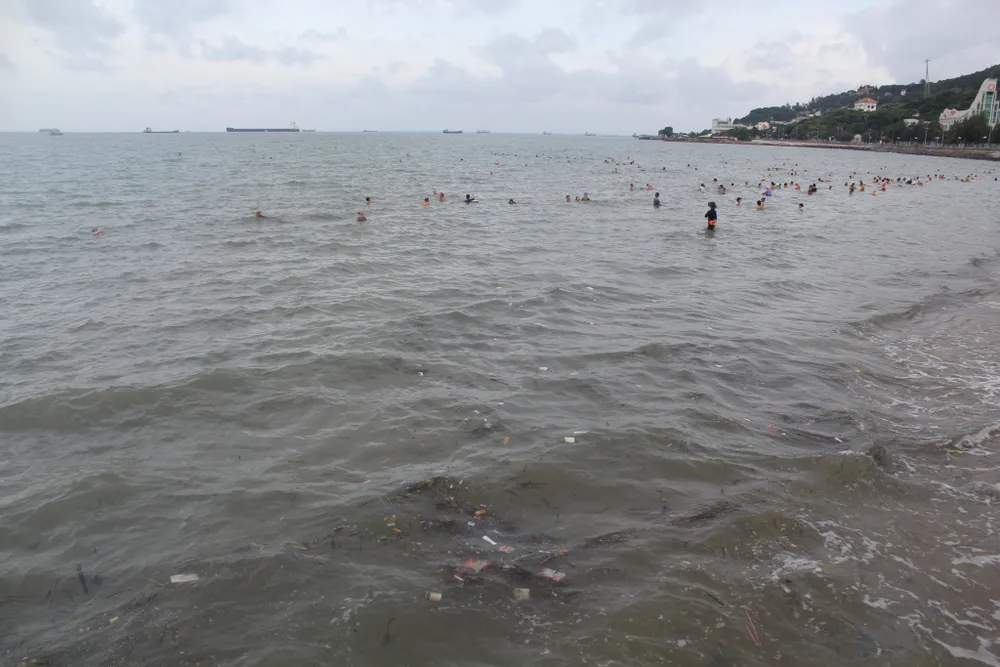 Rác đại dương tiếp tục “tấn công” bờ biển Vũng Tàu ảnh 4