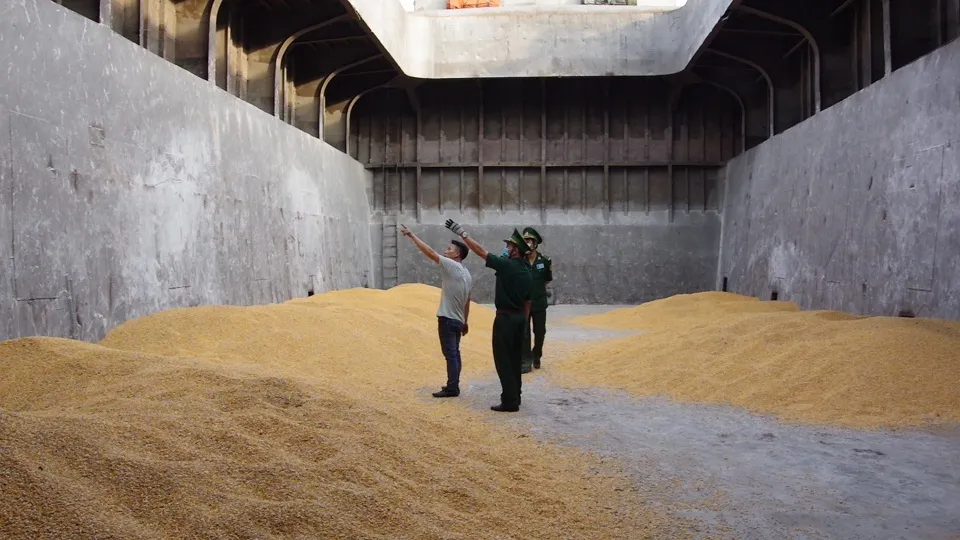 Lực lượng bộ đội biên phòng khám nghiệm hiện trường