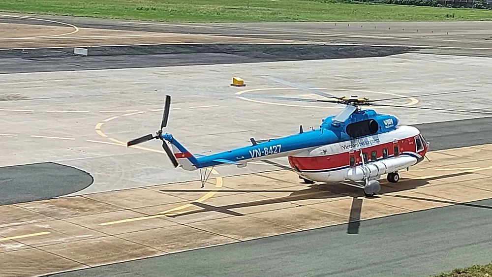 Trực thăng chở vaccine ra Côn Đảo tiêm cho người dân ảnh 1