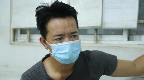 Bắt tạm giam cha dượng hành hạ bé trai 5 tuổi tại Bình Dương ảnh 1