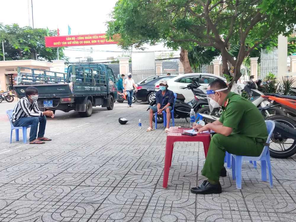 Cơ quan chức năng làm việc với ngư dân thực hiện clip "không có gì để ăn" để xác minh thông tin