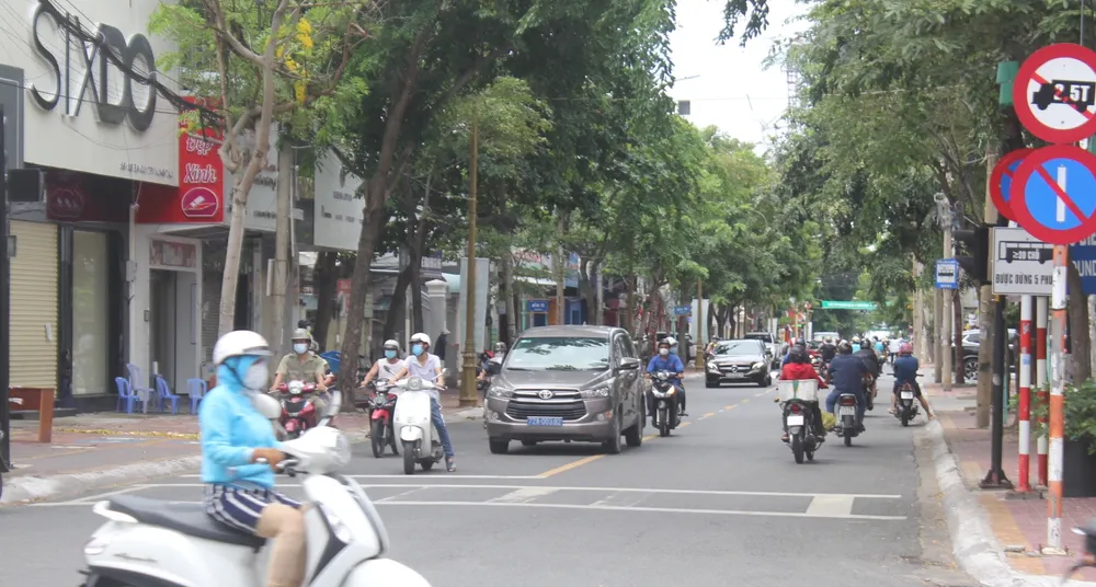 Vũng Tàu: Người dân tấp nập ra đường sau hơn 2 tháng ở nhà phòng dịch ảnh 2