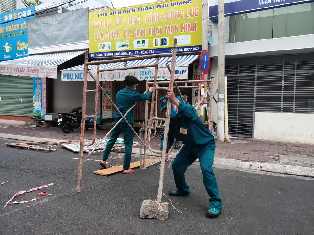 Vũng Tàu: Người dân tấp nập ra đường sau hơn 2 tháng ở nhà phòng dịch ảnh 1