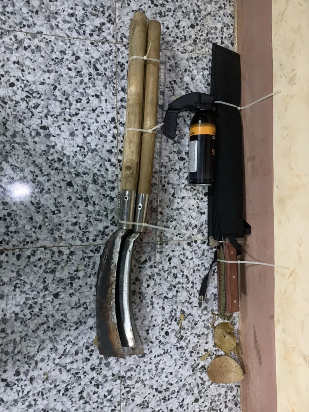 Một số hung khí thu giữ từ vụ con rẻ chém cha vợ tử vong