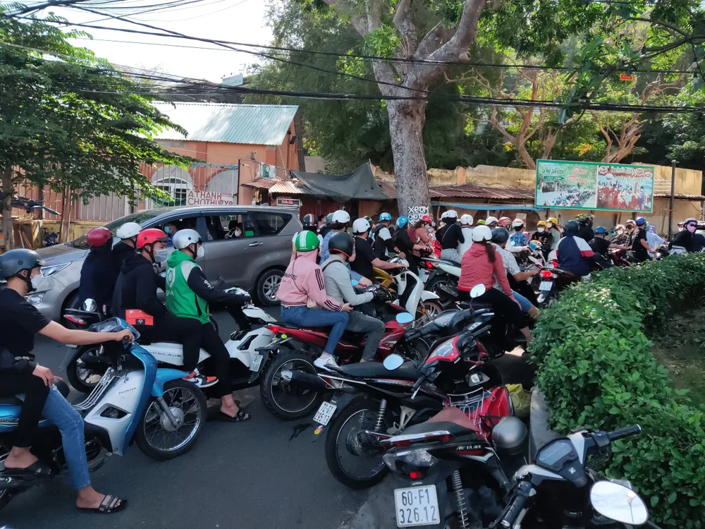 Tấp nập du khách đến Vũng Tàu tắm biển dịp tết dương lịch ảnh 3