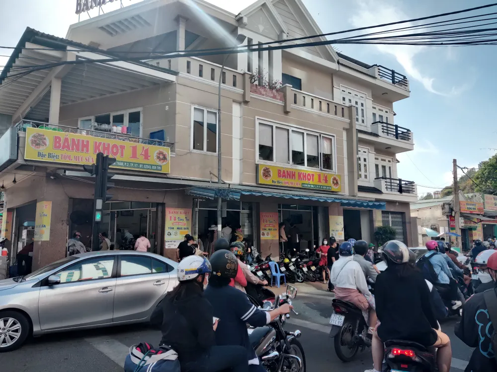 Vũng Tàu: Du khách chen chân tìm quán ăn và phòng nghỉ ảnh 2