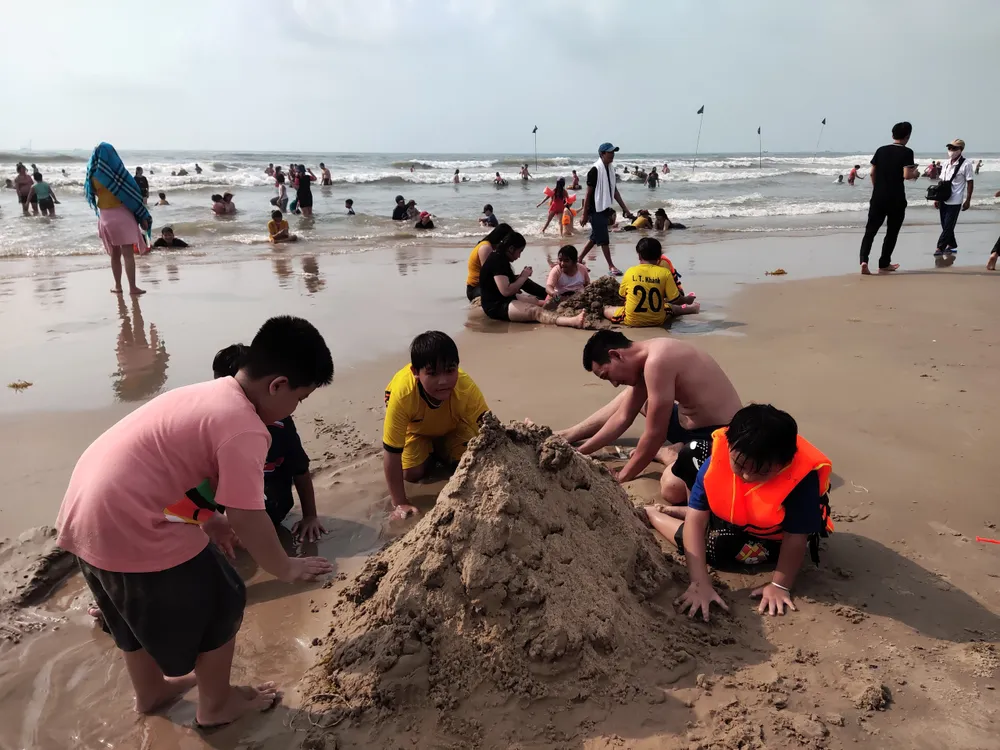 Đông đảo du khách đến Vũng Tàu tắm biển trong dịp nghỉ lễ Giỗ Tổ  ảnh 2