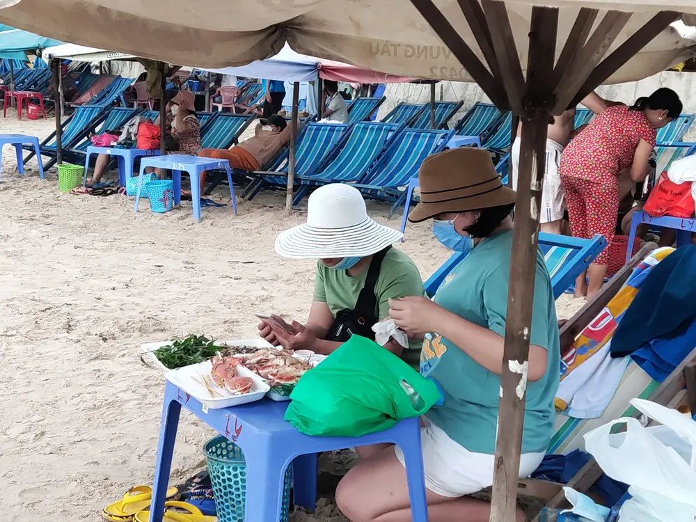 Đông đảo du khách đến Vũng Tàu tắm biển trong dịp nghỉ lễ Giỗ Tổ  ảnh 4