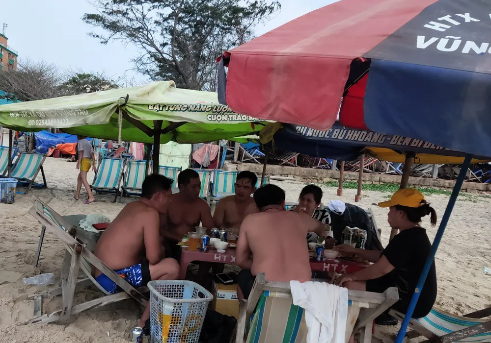 Đông đảo du khách đến Vũng Tàu tắm biển trong dịp nghỉ lễ Giỗ Tổ  ảnh 3