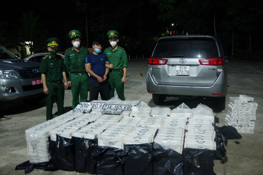 Bắt quả tang vụ vận chuyển 12.500 bao thuốc lá lậu ảnh 1