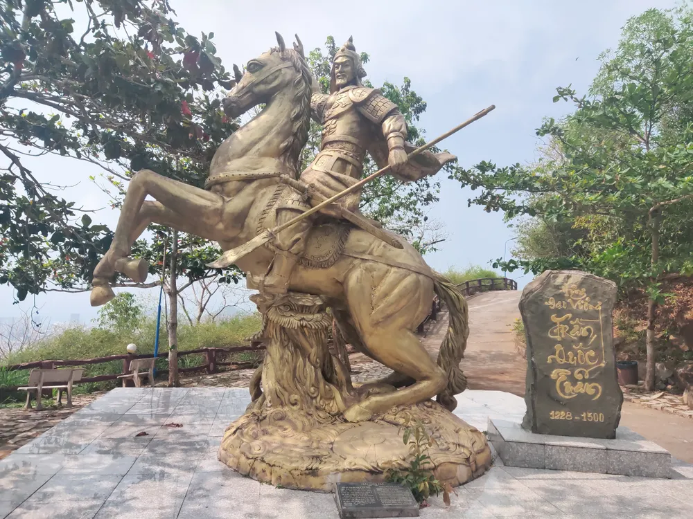 Tượng Đức thánh Trần ở Khu du lịch Hồ Mây không sao chép hình ảnh Quan Vân Trường ảnh 1