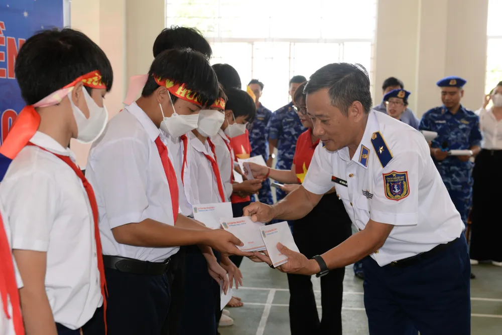 Bà Rịa – Vũng Tàu: Vùng Cảnh sát biển 3 thăm khám và trao 300 suất quà cho ngư dân ảnh 3