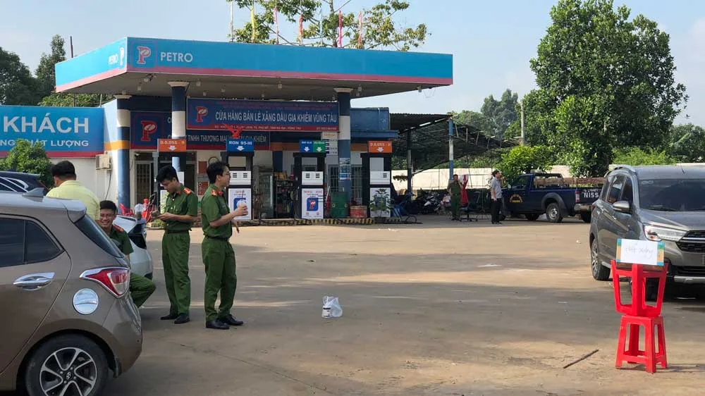 Lực lượng công an phong tỏa, khám xét cây xăng Gia Khiêm