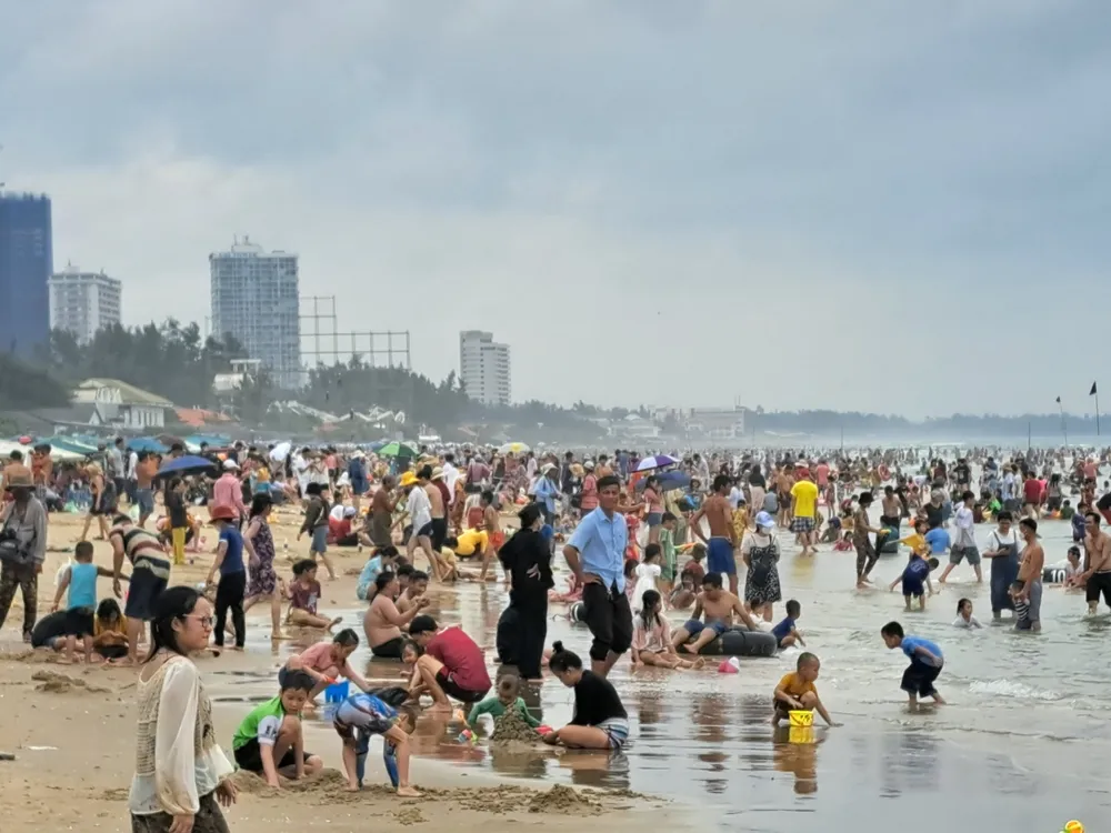 Du khách chen chân tắm biển Vũng Tàu ảnh 1