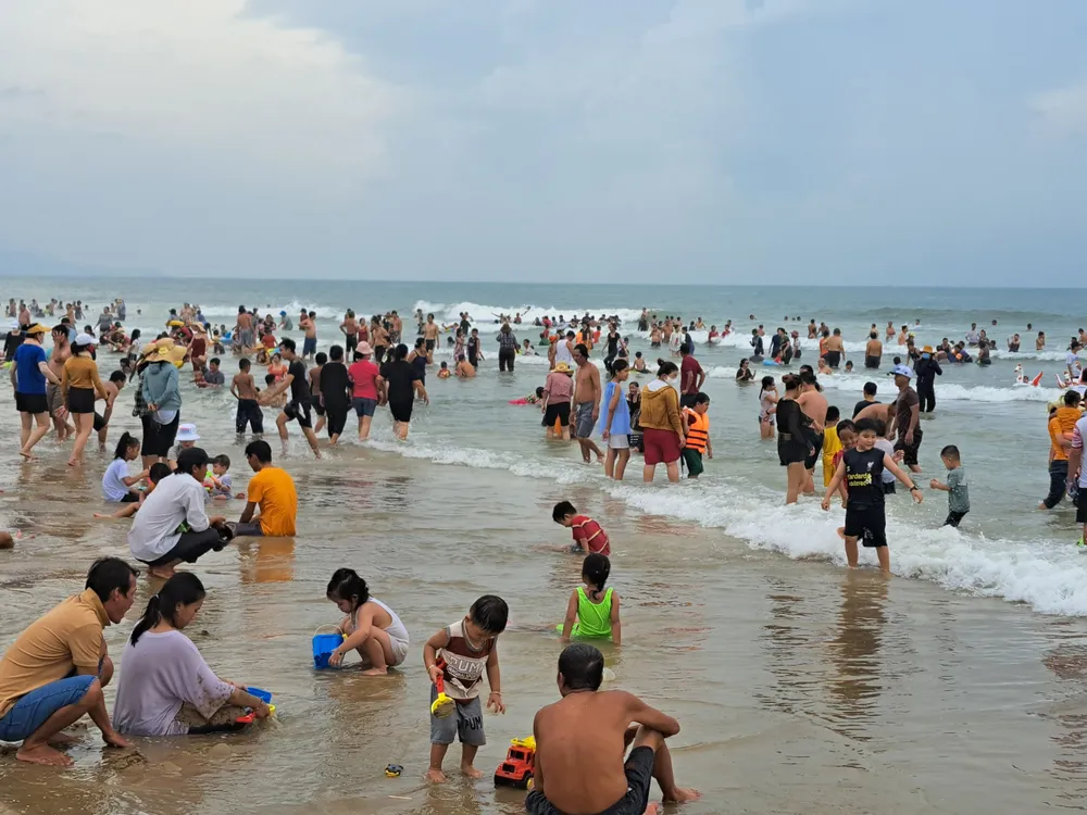 Du khách chen chân tắm biển Vũng Tàu ảnh 2