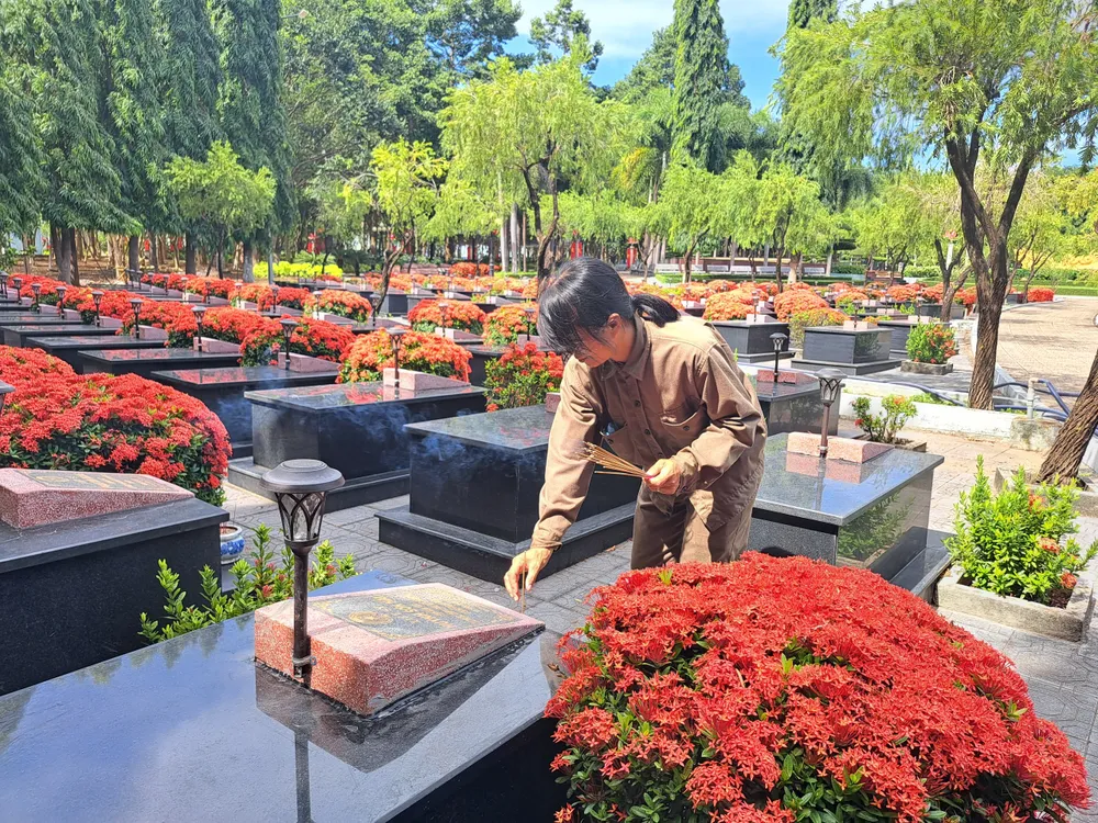 Hoa trang rực đỏ ở Nghĩa trang liệt sĩ Đất Đỏ - Long Điền ảnh 3