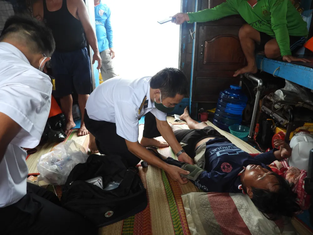 Cấp cứu ngư dân bị rắn biển cắn gây suy hô hấp ảnh 1