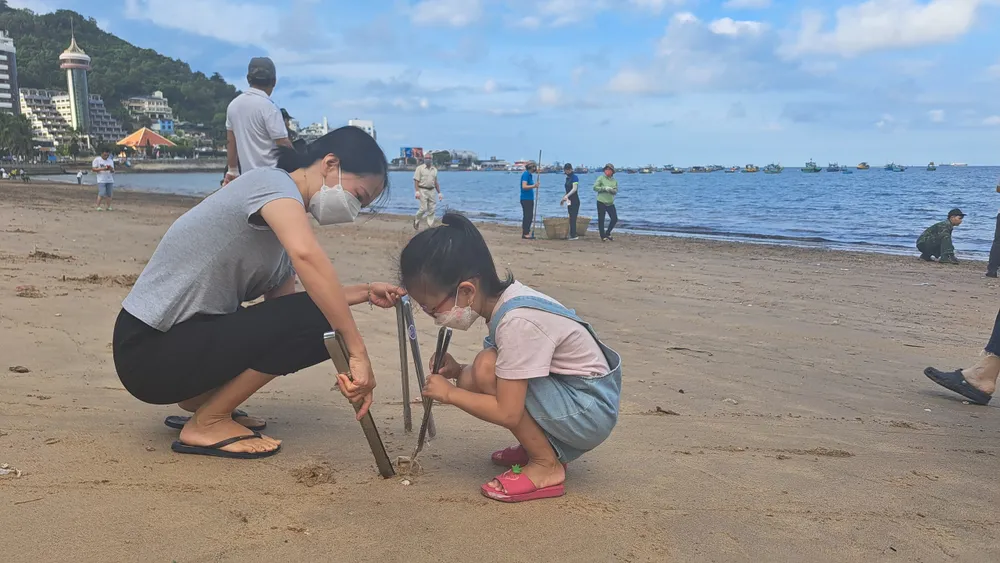 Cán bộ, viên chức cùng nhau dọn rác dạt vào bãi biển Vũng Tàu ảnh 4