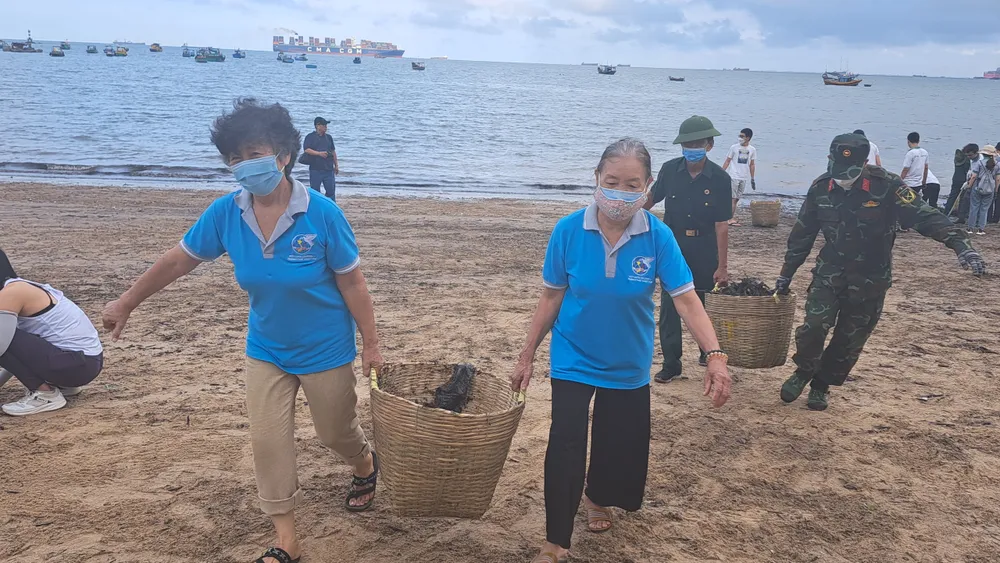 Cán bộ, viên chức cùng nhau dọn rác dạt vào bãi biển Vũng Tàu ảnh 3
