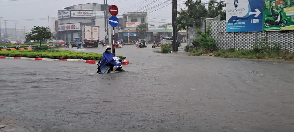 Nhiều tuyến đường ở Bà Rịa - Vũng Tàu ngập nặng sau cơn mưa dài 3 tiếng ảnh 3
