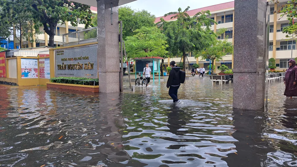 Mưa lớn khiến nhiều tuyến đường tại Vũng Tàu ngập nặng ảnh 7