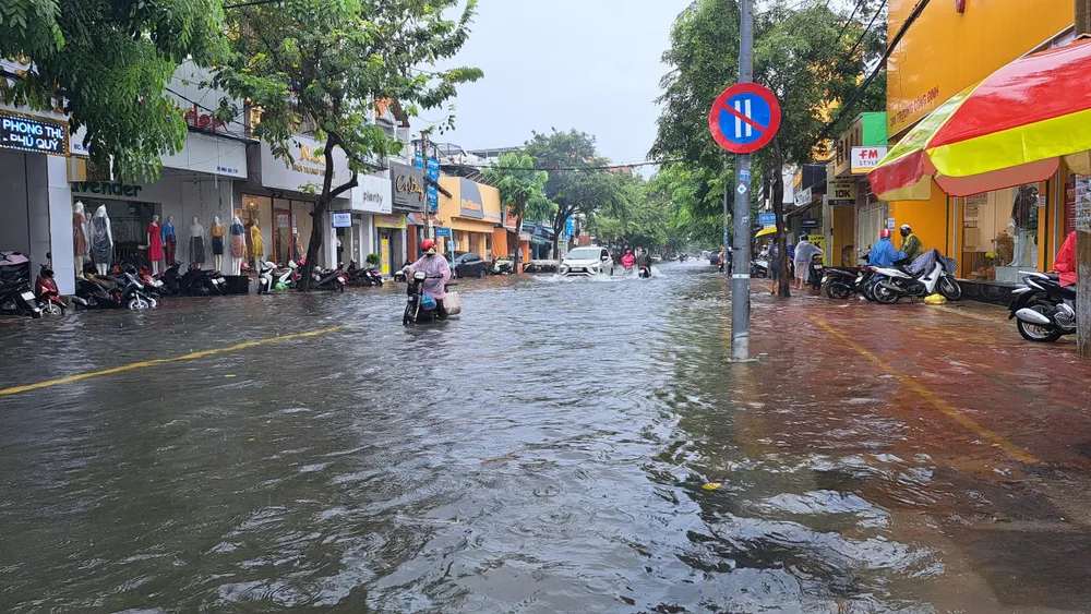 Mưa lớn khiến nhiều tuyến đường tại Vũng Tàu ngập nặng ảnh 3