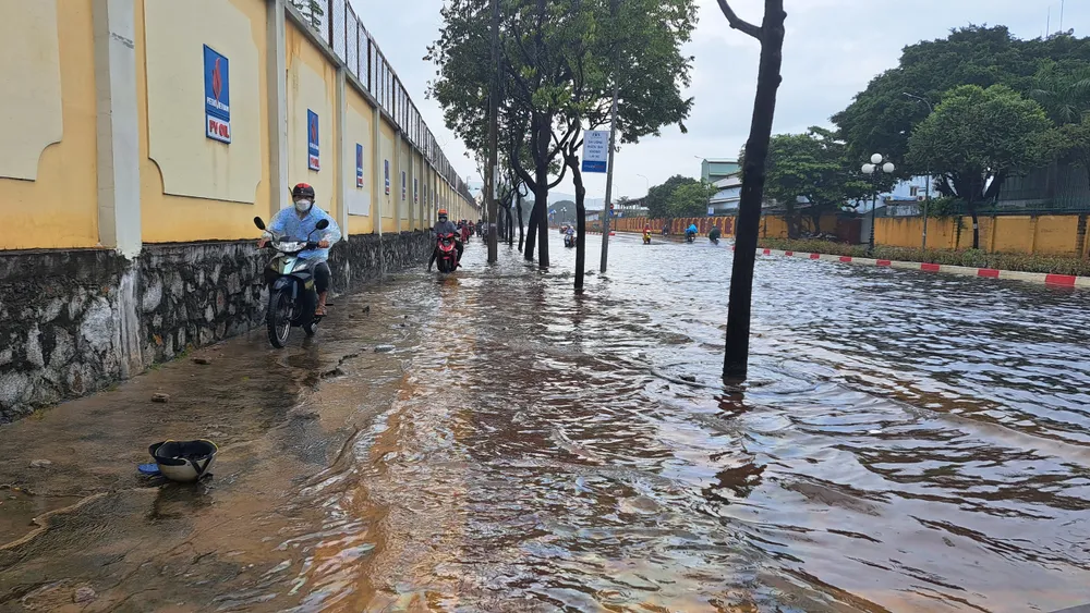 Mưa lớn khiến nhiều tuyến đường tại Vũng Tàu ngập nặng ảnh 5