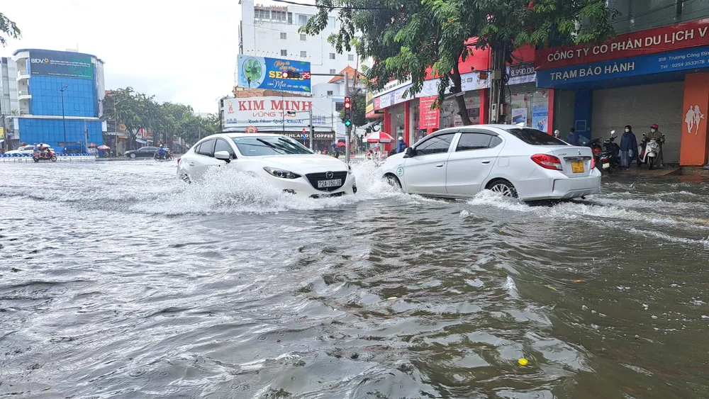 Mưa lớn khiến nhiều tuyến đường tại Vũng Tàu ngập nặng ảnh 4