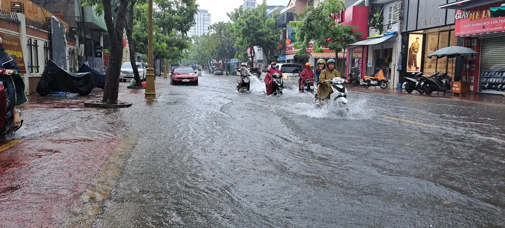 Mưa lớn khiến nhiều tuyến đường tại Vũng Tàu ngập nặng ảnh 1
