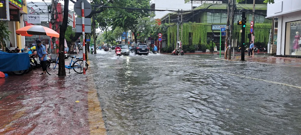Mưa lớn khiến nhiều tuyến đường tại Vũng Tàu ngập nặng ảnh 2