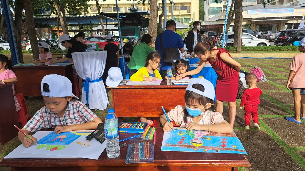 Cảnh sát môi trường ra quân làm sạch bãi biển Vũng Tàu ảnh 2