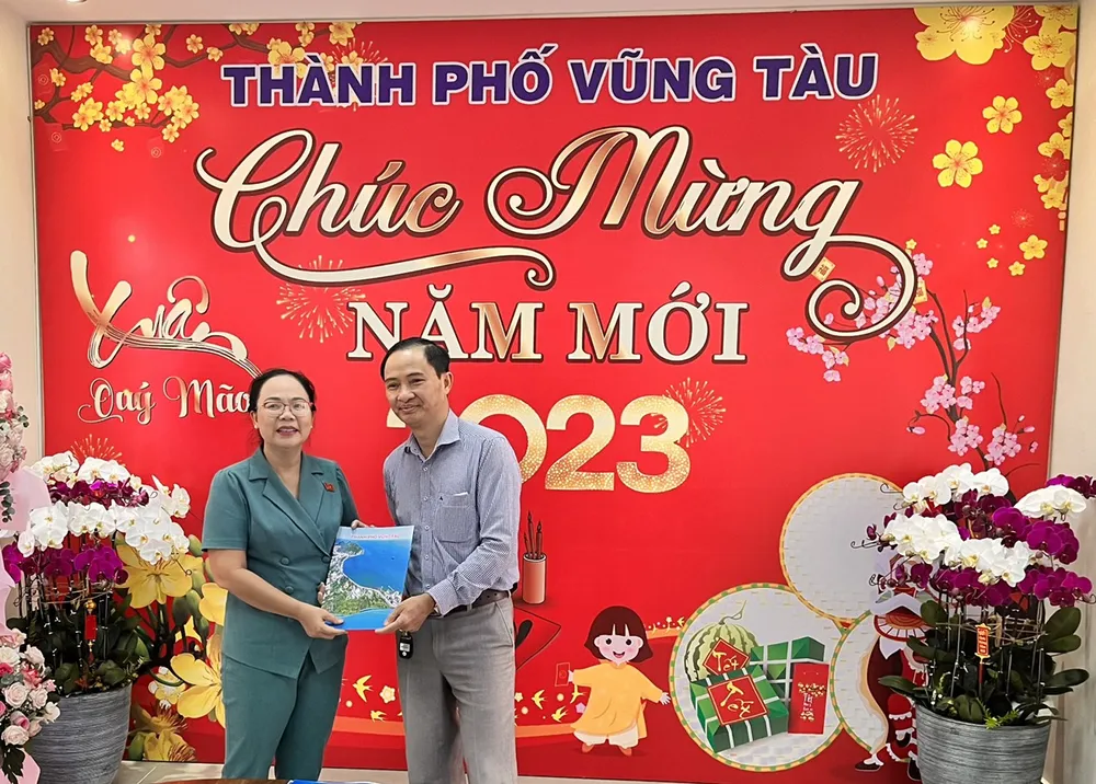 Báo SGGP tặng báo xuân cho UBND TP Vũng Tàu Báo SGGP tặng báo xuân cho UBND TP Vũng Tàu