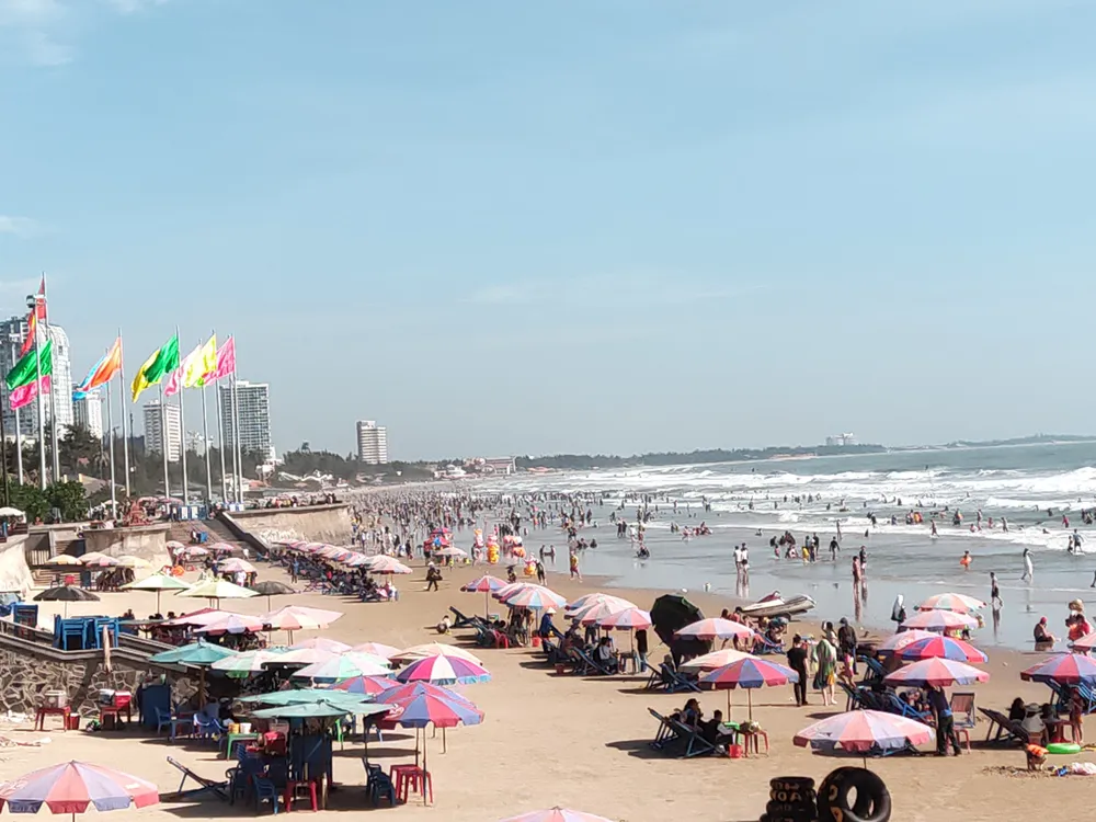 Bãi Sau Vũng Tàu ngày càng sạch đẹp và thu hút đông đảo du khách