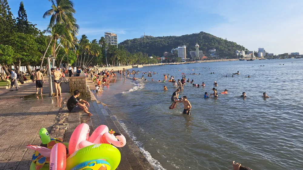 Du khách tắm biển Vũng Tàu ngày mùng 1 tết