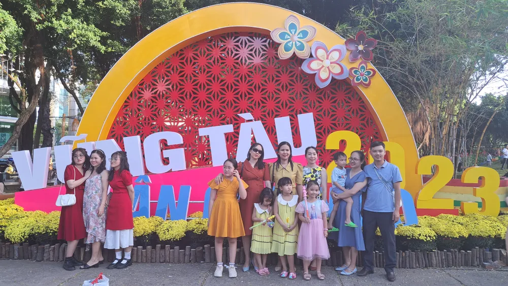 Du khách du xuân tại đường hoa Vũng Tàu