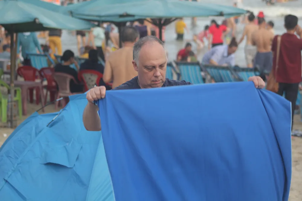 Một du khách nước ngoài chuẩn bị tắm nắng tại bãi biển Vũng Tàu