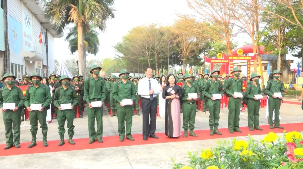 Đại diện lãnh đạo tỉnh Bình Phước tặng quà cho thanh niên của tỉnh lên đường nhập ngũ. Ảnh: BÙI LIÊM