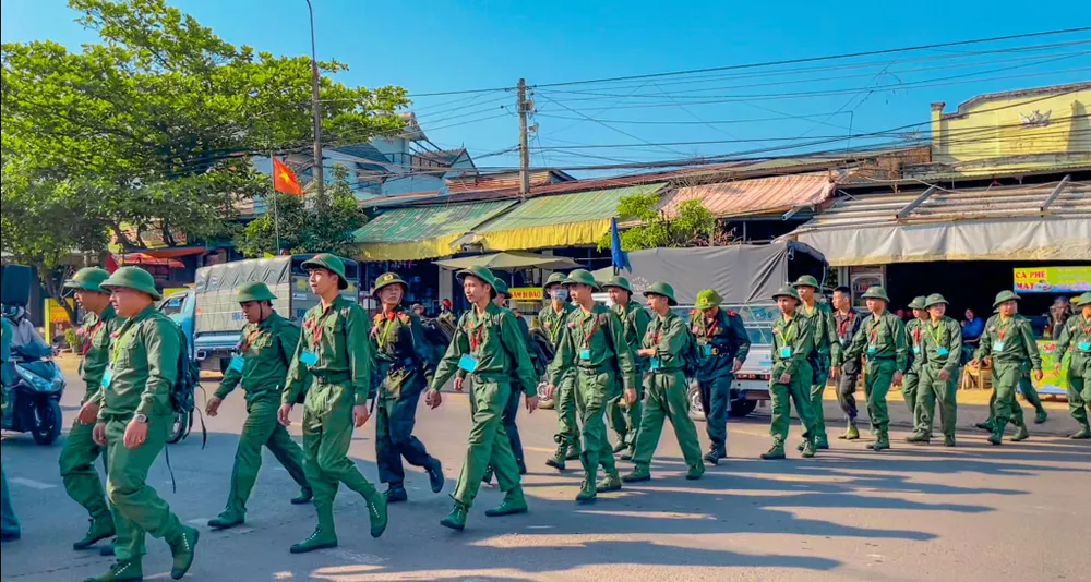 Thanh niên huyện Vĩnh Cửu, tỉnh Đồng Nai hăng hái lên đường nhập ngũ. Ảnh: HOÀNG BẮC