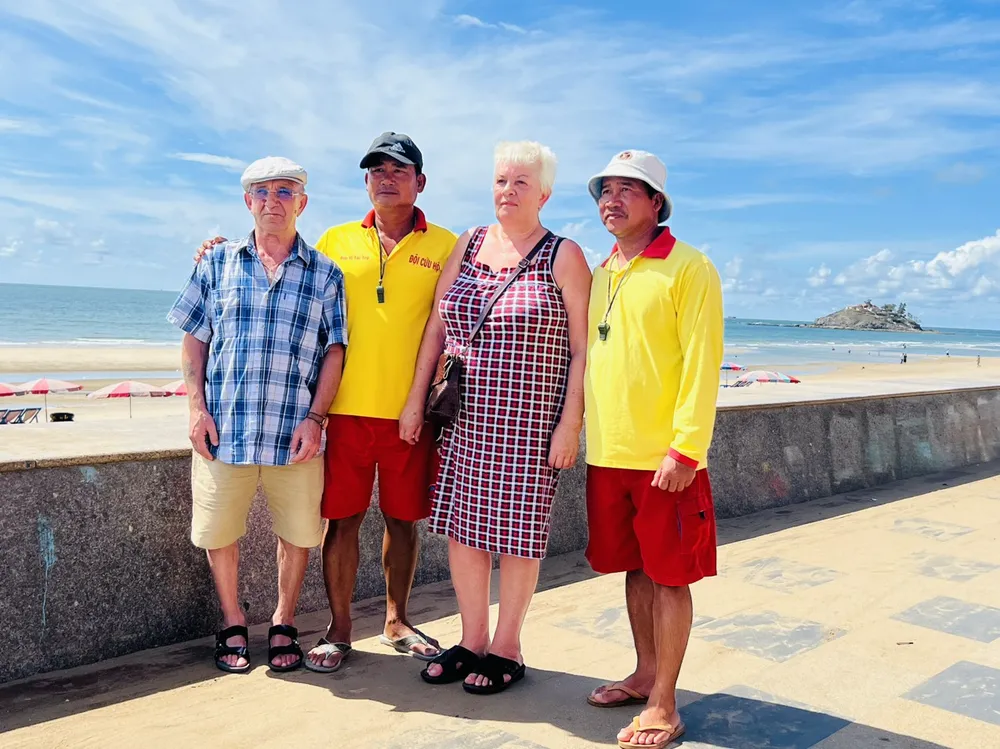 Vợ chồng du khách người Nga (đứng thứ nhất và thứ 3 từ trái qua) đến cảm ơn nhân viên cứu hộ bờ biển ở Vũng Tàu. Ảnh: CTV Vợ chồng du khách người Nga (đứng thứ nhất và thứ 3 từ trái qua) đến cảm ơn nhân viên cứu hộ bờ biển ở Vũng Tàu. Ảnh: CTV