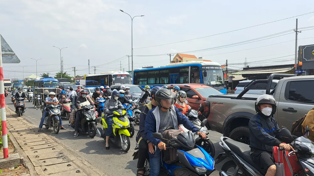 Xe cộ tập trung đông ở trước khu công nghiệp Gò Dầu