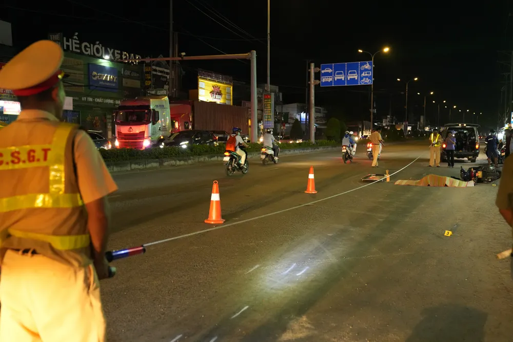 Lực lượng CSGT khám nghiệm hiện trường vụ tai nạn trên Quốc lộ 51 khiến 1 người tử vong vào đêm 12-5 Lực lượng CSGT khám nghiệm hiện trường vụ tai nạn trên Quốc lộ 51 khiến 1 người tử vong vào đêm 12-5