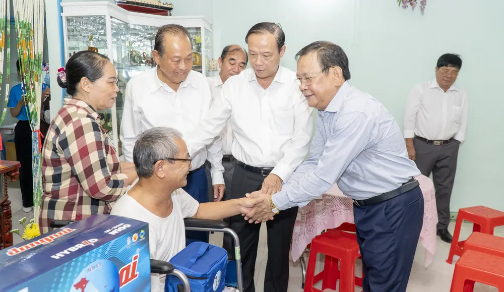 Nguyên Phó Thủ tướng thường trực Trương Hòa Bình cùng lãnh đạo tỉnh Bà Rịa - Vũng Tàu, Báo Pháp Luật TPHCM thăm hỏi, động viên và tặng quà cho ngư dân