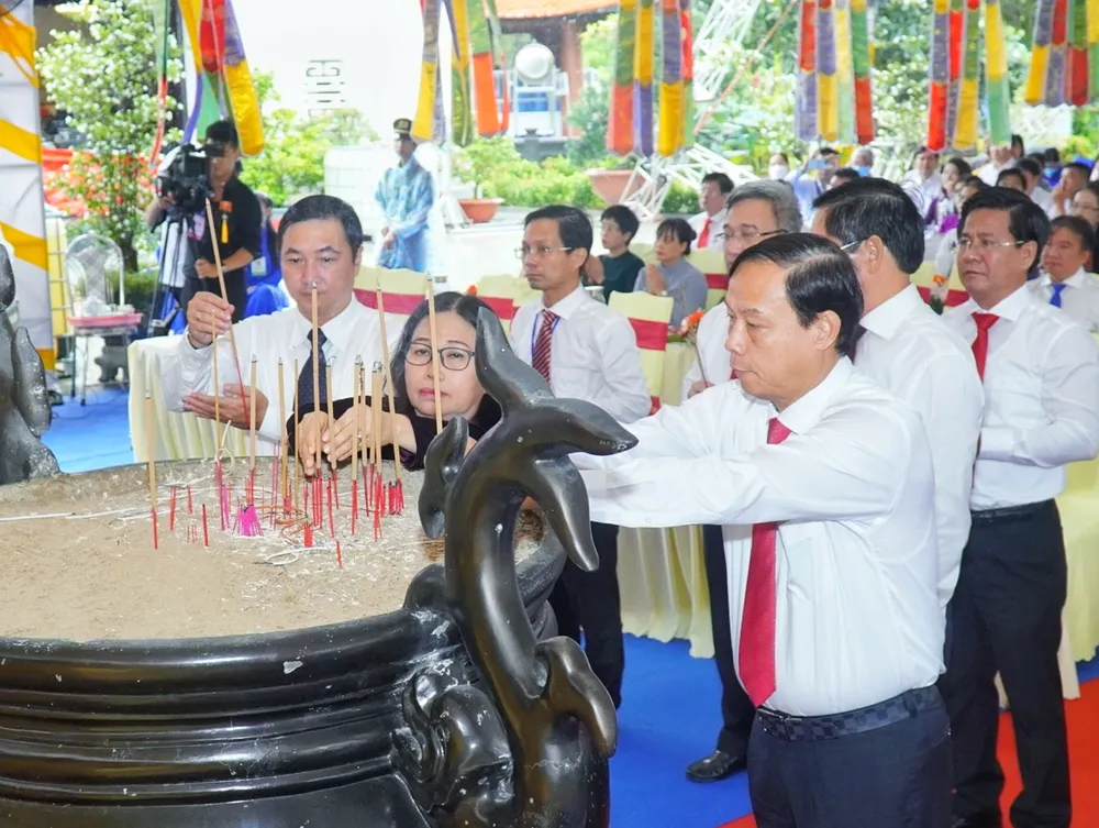 Các đại biểu dâng hương tưởng nhớ công lao các anh hùng liệt sĩ đã hy sinh tại Côn Đảo