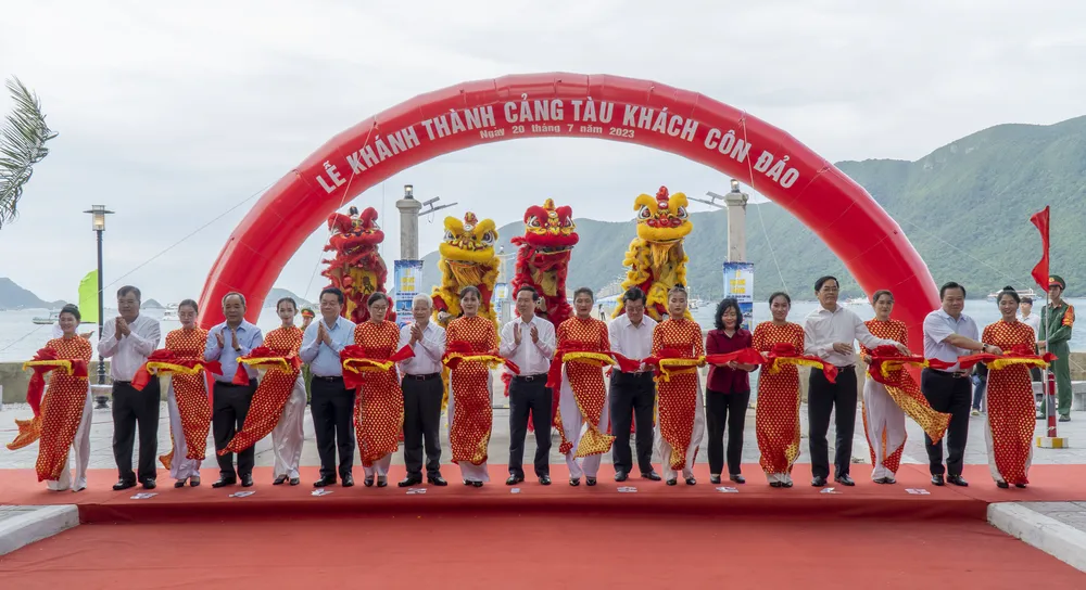 Chủ tịch nước cắt băng khánh thành dự án Cảng tàu khách Côn Đảo